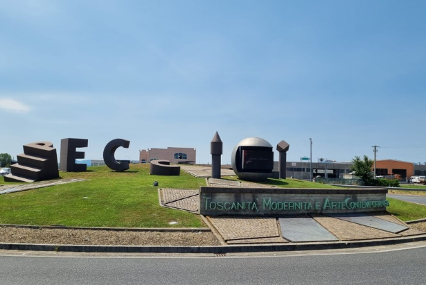 L'opera di Giugiaro sulla rotonda all'ingresso di Peccioli e della zona artiginale