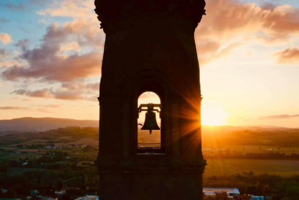 Una vista suggestiva del campanile di Peccioli