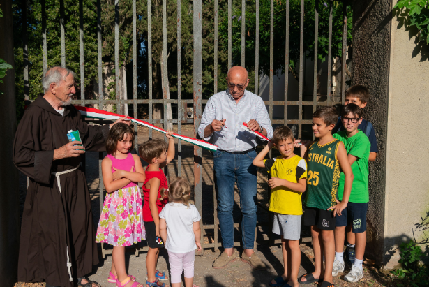Il taglio del nastro al cancello di ingresso al Bosco dei Frati