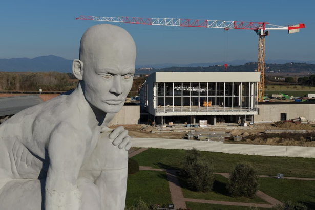Il Gigante con il cantiere della scuola alle spalle