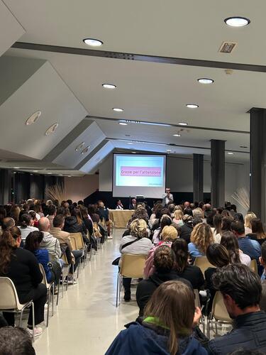 Sala piena all'assemblea per la nuova scuola