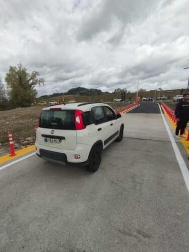 La prima auto attraversa il fiume Era