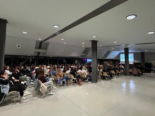 Un momento dell'assemblea per la nuova scuola